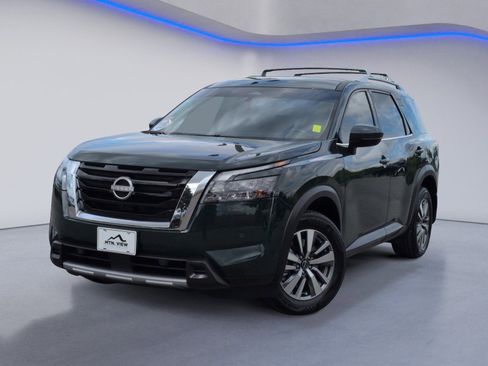 Used 2025 Nissan Pathfinder SL AWD/4WD image 2