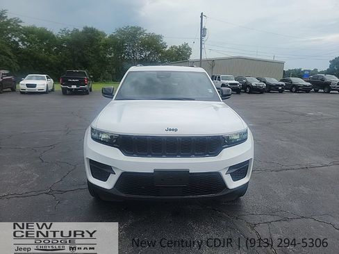 Used 2023 Jeep Grand Cherokee Altitude AWD/4WD image 8