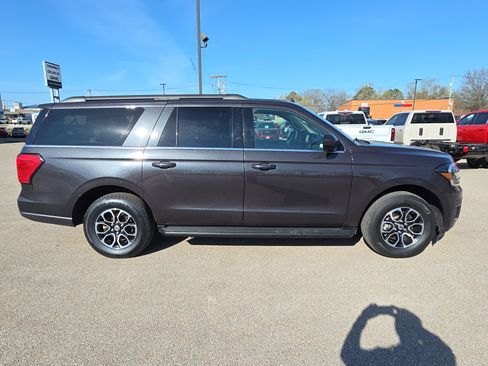Used 2024 Ford Expedition Max XLT image 9