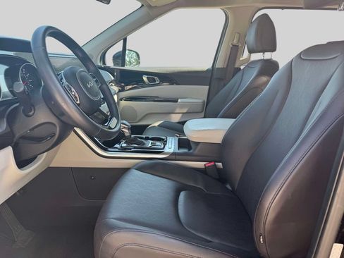 Used 2024 Kia Carnival EX FWD image 14