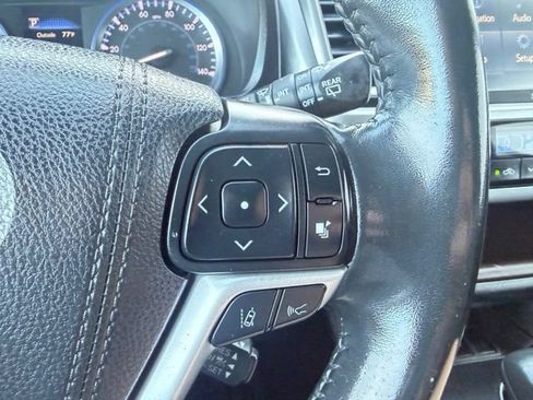 Used 2017 Toyota Highlander XLE w/ Carpet Mat Package AWD/4WD image 16