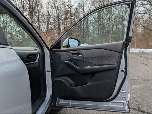 Used 2023 Nissan Rogue SV image 12