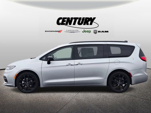 New 2026 Chrysler Pacifica Limited w/ S Appearance Package image 6