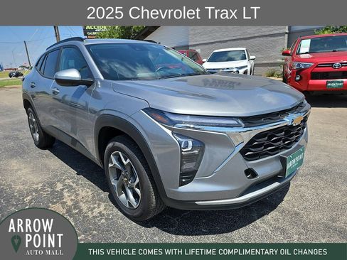 Used 2025 Chevrolet Trax LT w/ LT Convenience Package FWD image 2