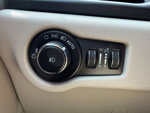 Used 2023 Chrysler Pacifica Touring-L FWD image 27