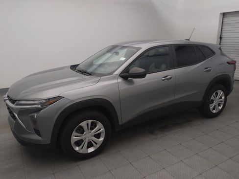 Used 2025 Chevrolet Trax LS FWD image 2
