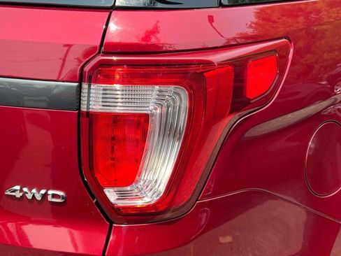 Used 2018 Ford Explorer XLT w/ Equipment Group 202A AWD/4WD image 9