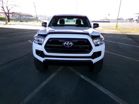 Used 2017 Toyota Tacoma SR image 3