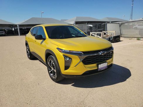 Used 2024 Chevrolet Trax RS FWD image 2