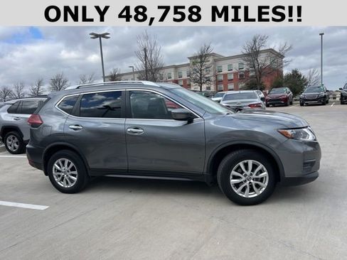 Used 2020 Nissan Rogue SV image 2