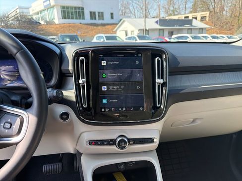 Certified 2024 Volvo XC40 B5 Plus w/ Protection Package Premier image 22