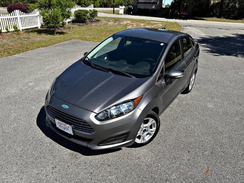Used 2014 Ford Fiesta SE image 2