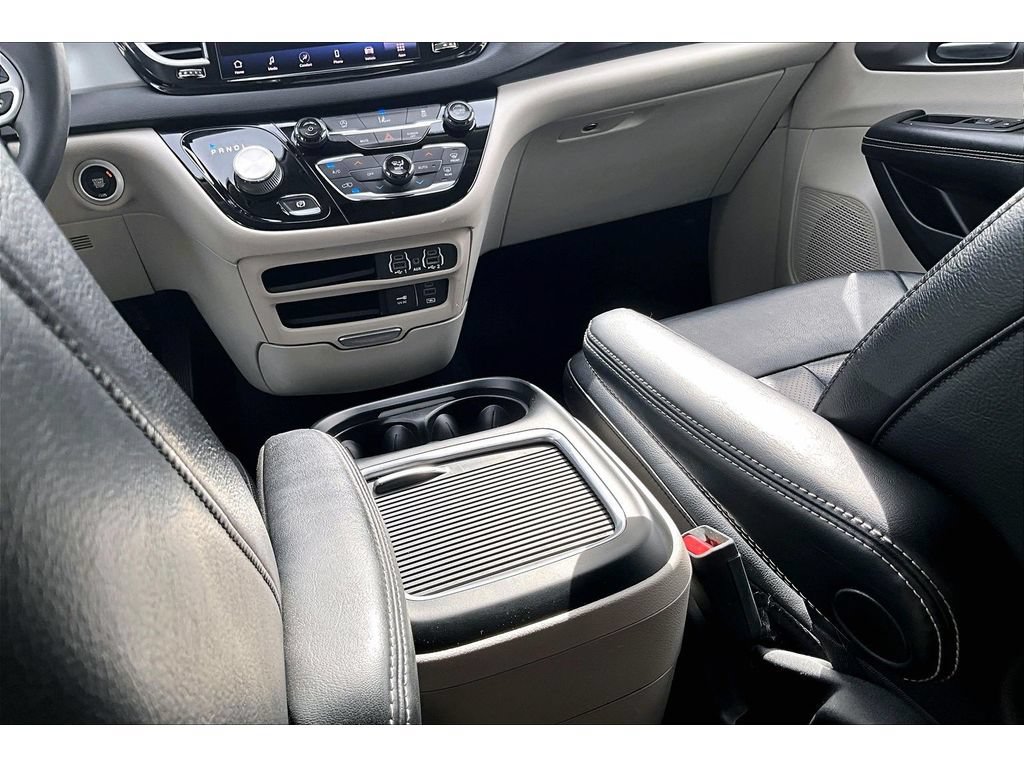 Used 2022 Chrysler Pacifica Touring-L FWD image 10