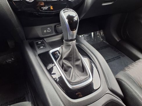 Used 2019 Nissan Rogue SV w/ Premium Package AWD/4WD image 18