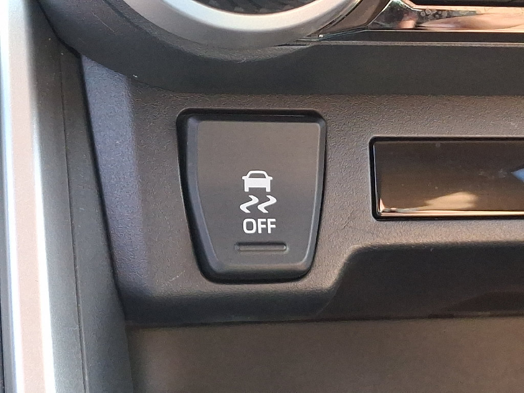 Used 2019 Toyota RAV4 LE w/ Carpet Mat Package AWD/4WD image 25