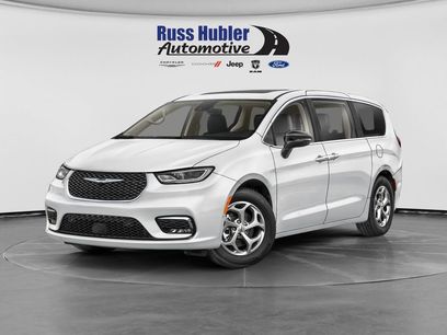 Used 2024 Chrysler Pacifica Limited w/ Uconnect Theater Family Group