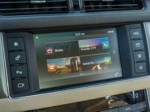 Used 2016 Jaguar XF Premium image 28