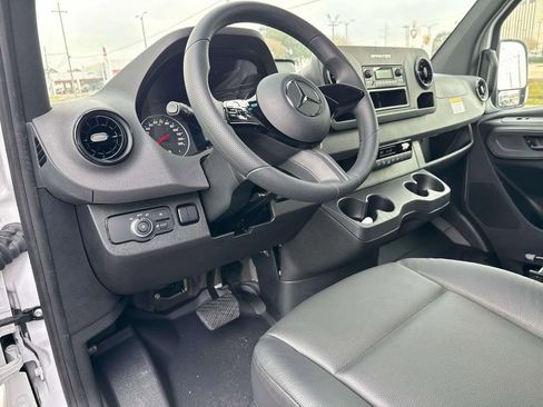 Used 2025 Mercedes-Benz Sprinter 2500 image 9