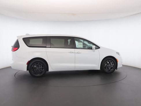 Used 2022 Chrysler Pacifica Touring-L w/ S Appearance Package image 30