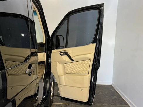 Used 2015 Mercedes-Benz Sprinter 2500 image 22