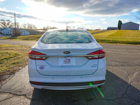 Used 2017 Ford Fusion SE w/ Fusion SE Technology Package FWD image 4