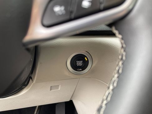 Used 2024 Chrysler Pacifica Touring-L image 19