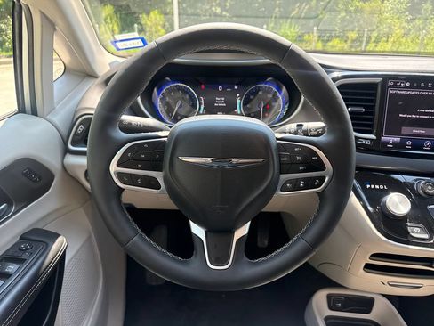Used 2024 Chrysler Pacifica Touring-L FWD image 19