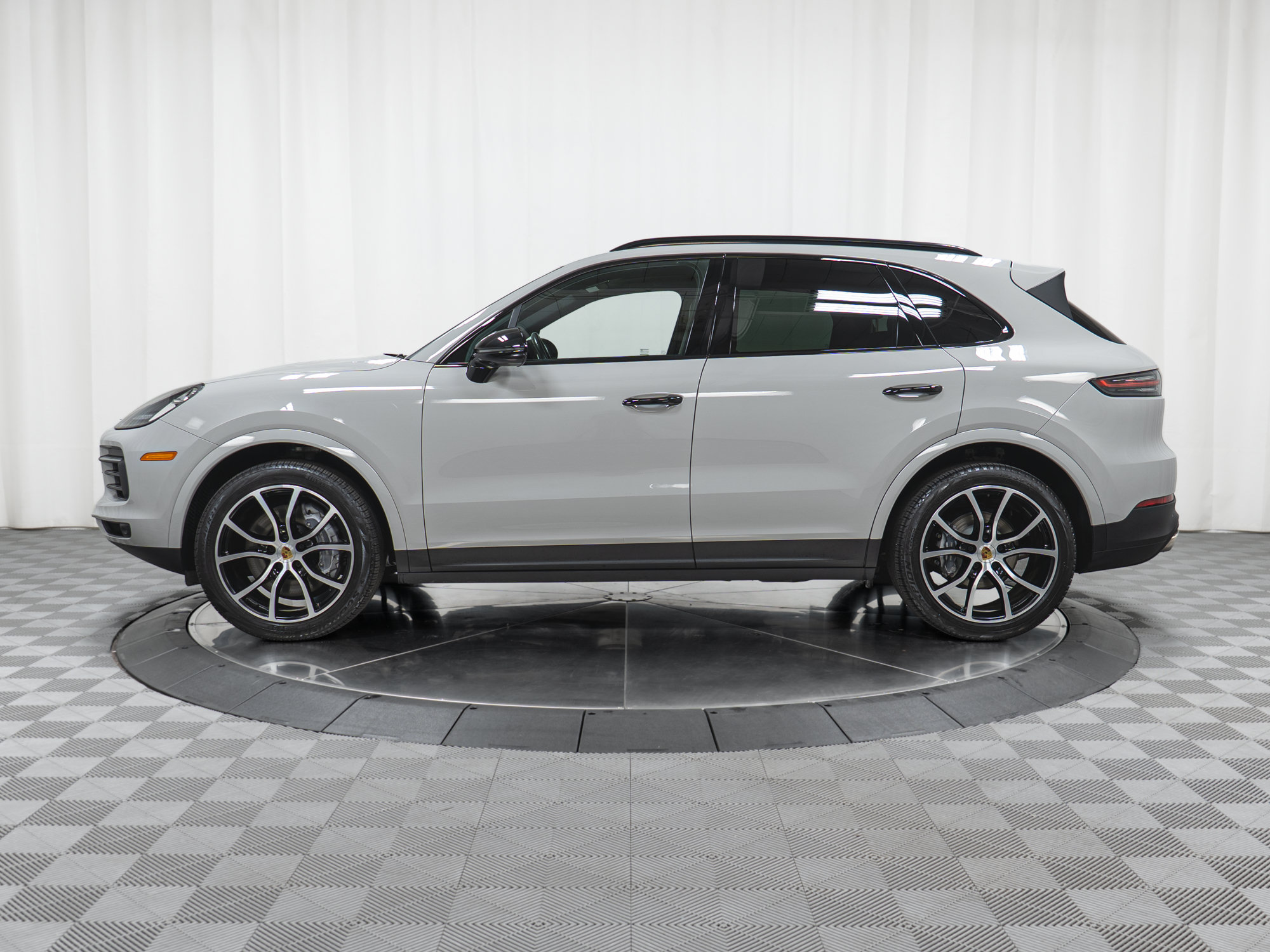 Used 2021 Porsche Cayenne AWD/4WD image 2
