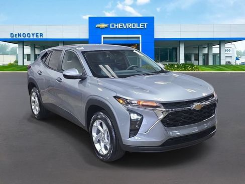 New 2026 Chevrolet Trax LS w/ LS Convenience Package FWD image 4