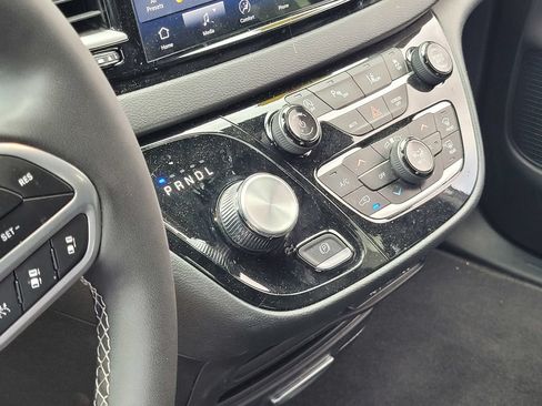 Used 2025 Chrysler Pacifica Select FWD image 19