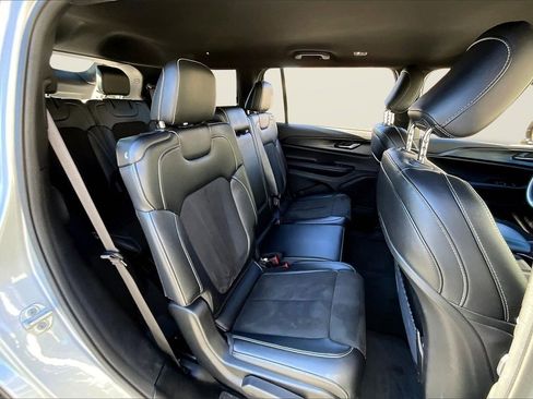 Used 2023 Jeep Grand Cherokee L Laredo image 22