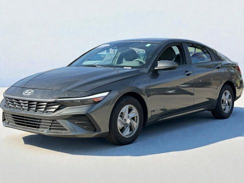 Certified 2025 Hyundai Elantra SE w/ Cargo Package image 4