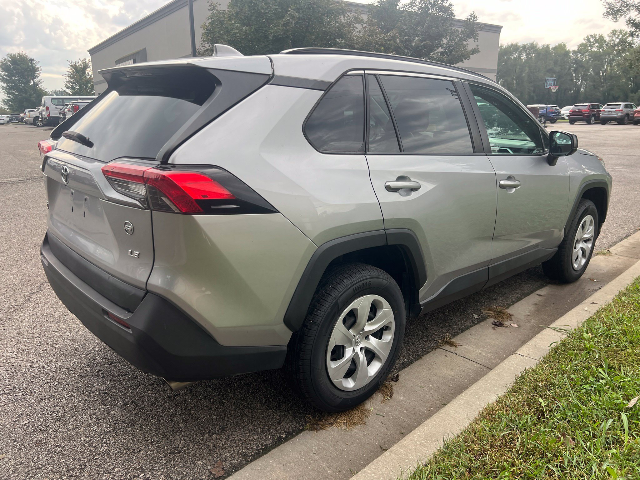 Used 2021 Toyota RAV4 LE FWD image 5