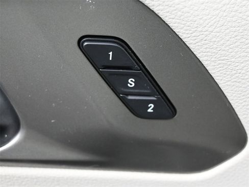 Used 2021 Chrysler Pacifica Touring-L image 5