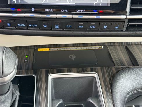 Used 2023 Toyota Sienna Limited image 23