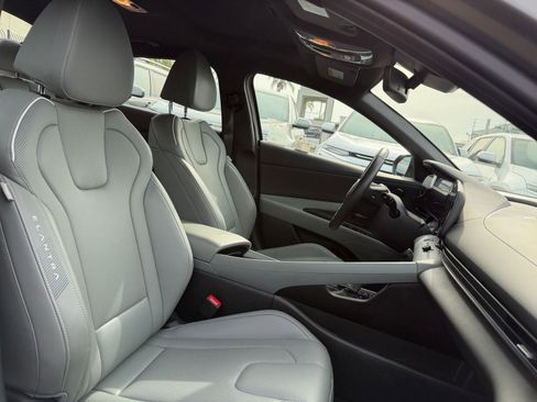 Used 2025 Hyundai Elantra Limited image 38