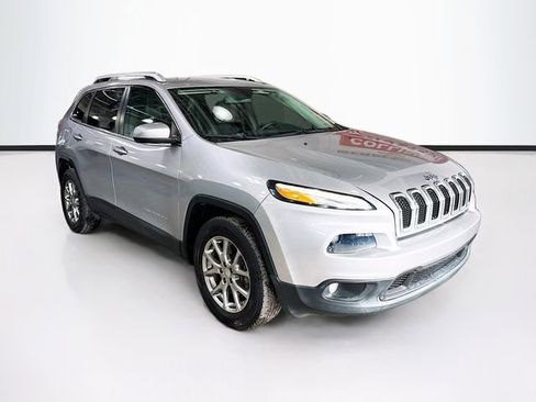 Used 2018 Jeep Cherokee Latitude Plus w/ Cold Weather Group image 3