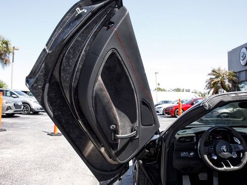 Used 2023 Maserati MC20 Spyder image 16