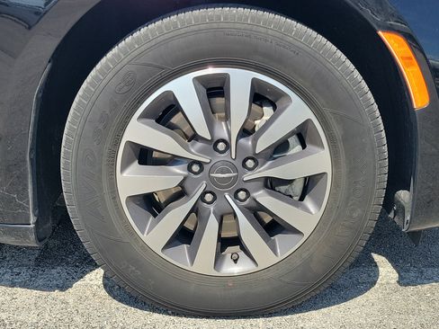 Used 2024 Chrysler Pacifica Limited FWD image 2