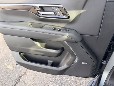 New 2026 Chevrolet Suburban Premier image 21