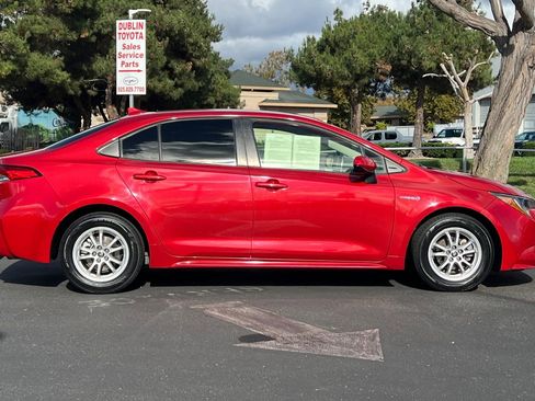 Certified 2021 Toyota Corolla LE image 3