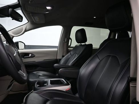 Used 2024 Chrysler Pacifica Limited FWD image 11