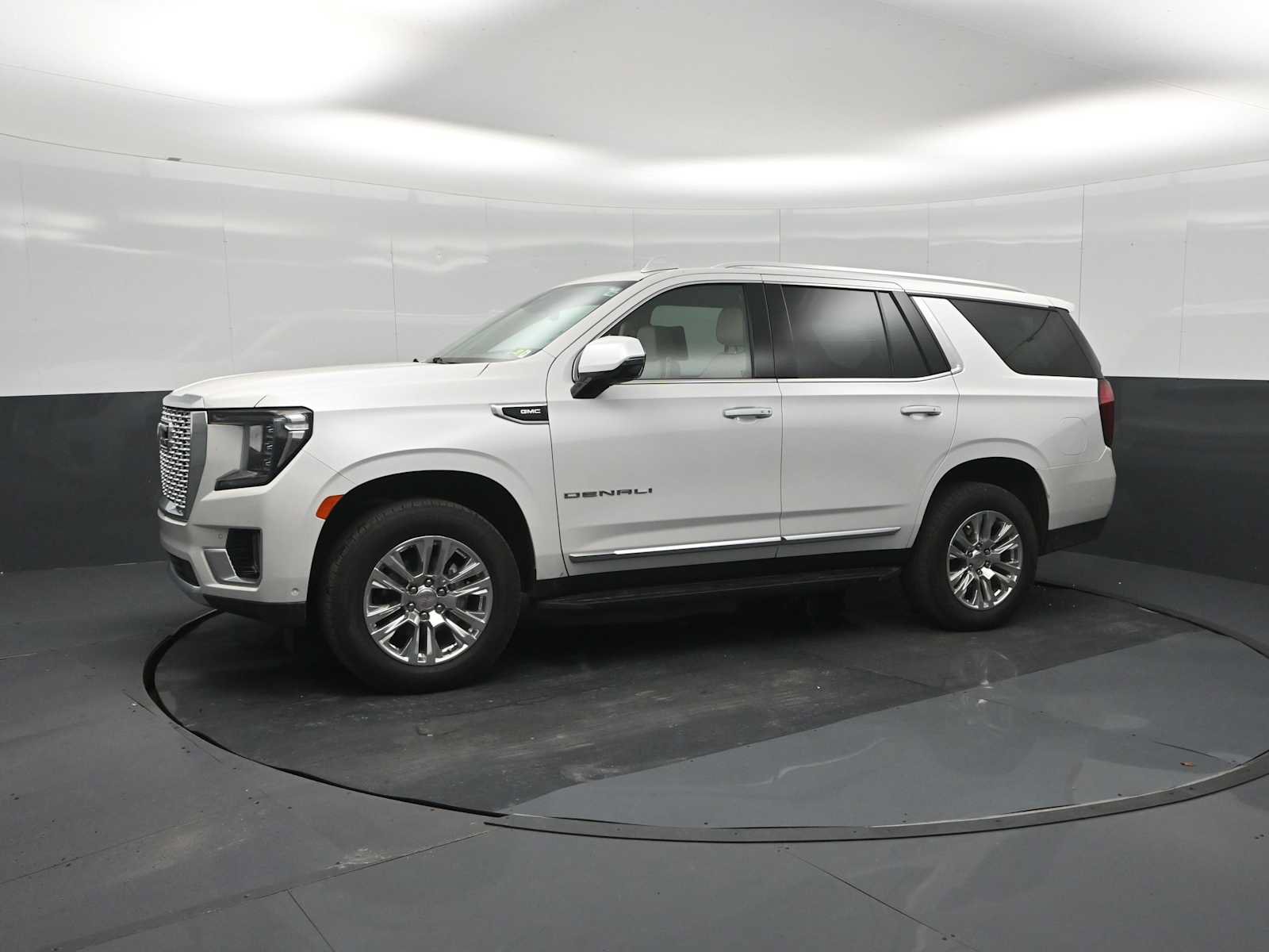 Used 2024 GMC Yukon Denali w/ Advanced Technology Package AWD/4WD image 4