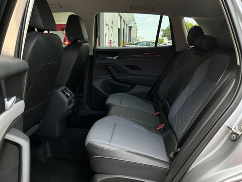 Used 2026 Volkswagen Tiguan SE FWD image 12