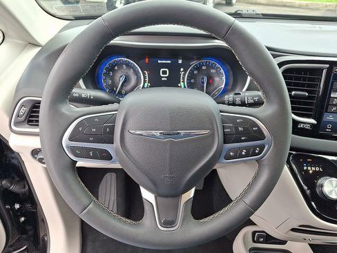 Used 2024 Chrysler Pacifica Touring-L FWD image 19