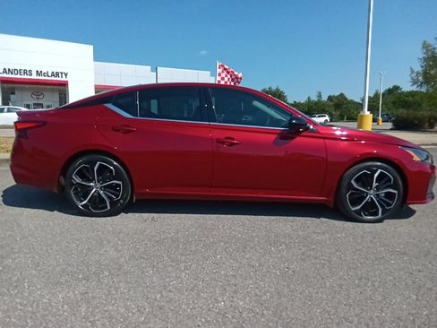 Used 2024 Nissan Altima 2.5 SR w/ SR Premium Package FWD image 2