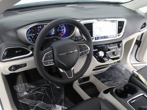 Used 2024 Chrysler Pacifica Select image 8