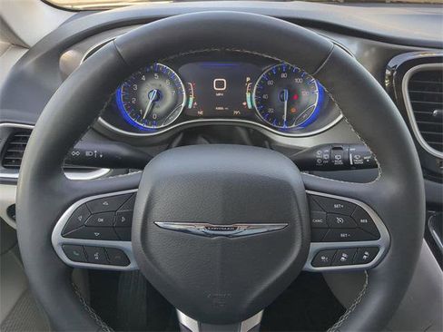 Certified 2024 Chrysler Pacifica Touring-L image 33