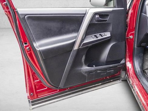 Used 2018 Toyota RAV4 LE image 12