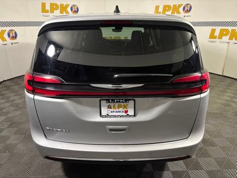 Used 2024 Chrysler Pacifica Touring-L FWD image 4